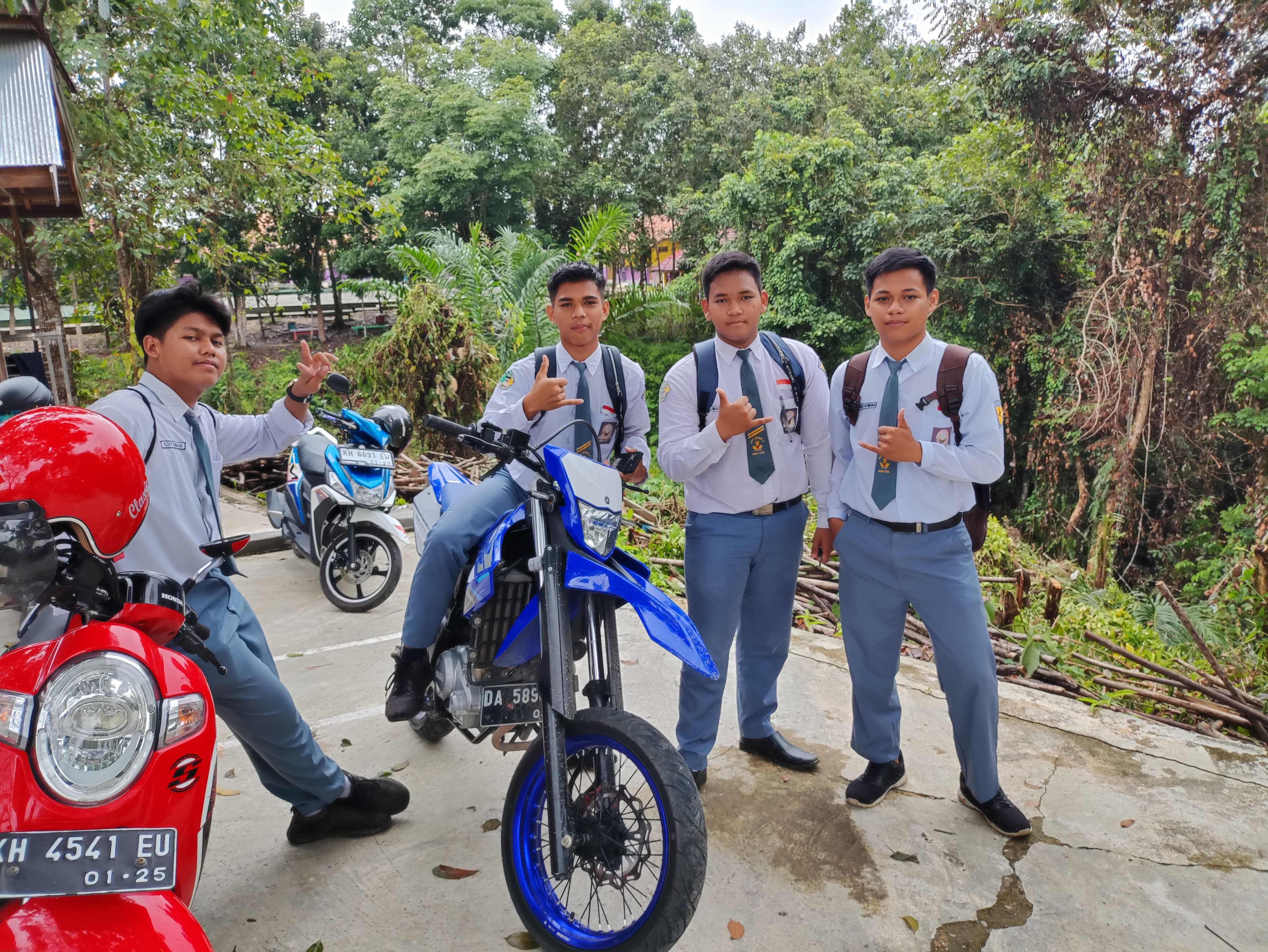 Lagi nyantai di parkiran sekolah